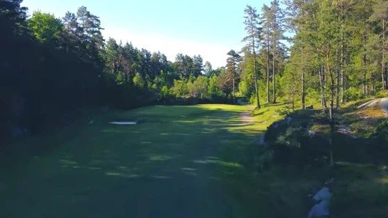 <iframe width=-100%- height=-450- src=-https://3d.fotoetc.no/no/tour/e58jy7r498- frameborder=-0- allowfullscreen></iframe>

Det kan ofte være sterk vind over trærne, som ikke føles på tee. Et for kort jern blir lett fanget av bunker og gressbunker som vokter green i forkant.