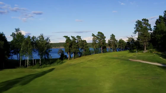 <iframe width=-100%- height=-450- src=-https://3d.fotoetc.no/no/tour/gx46hn59d2- frameborder=-0- allowfullscreen></iframe>

En drive over skogen må være minst 220 meter. Vent til du hører klokken fra spillerne forran. Beste innspill er til høyre på greenen.