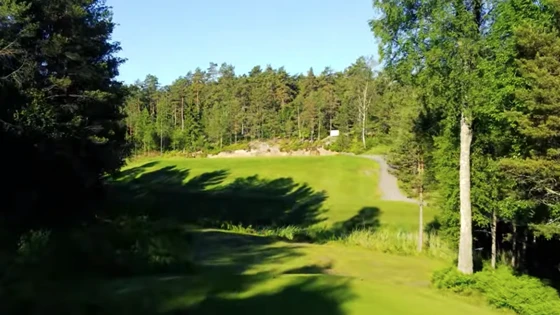 <iframe width=-100%- height=-450- src=-https://3d.fotoetc.no/no/tour/1xhw71t69n- frameborder=-0- allowfullscreen></iframe>

Køllevalget er kritisk. Teestedet og flaggplasseringen kan forandre lengden mye. Vær oppmerksom på at greenen ikke er spesielt dyp. OB på venstre side.