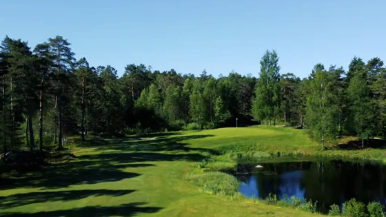 <iframe width=-100%- height=-450- src=-https://3d.fotoetc.no/no/tour/je6x8g82j- frameborder=-0- allowfullscreen></iframe>

Her er det ikke mye rom for utskeielser. Et lavt jern eller spoon til venstre side av fairway er tryggest. Hele høyre side er OB. Andreslaget plasseres foran dammen, som er større enn den ser ut til. Greentreff krever presisjon. 