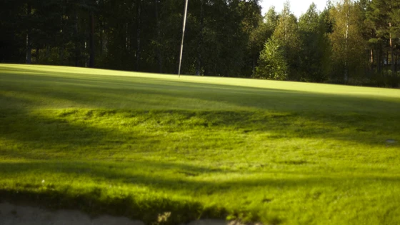 <iframe width=-100%- height=-450- src=-https://3d.fotoetc.no/no/tour/h6rbpcznf9- frameborder=-0- allowfullscreen></iframe>

Risk & reward hull. Her kan du velge å gå den tøffe linjen over trærne på venstre side eller spille trygt. En drive mot green vil tilsvare omtrent 250 meter, mens et trygt slag ned mot 100 meteren tilsvarer 150. Greenen er voktet av bunkere i forkant og på venstre side, og heller fra høyre mot venstre.