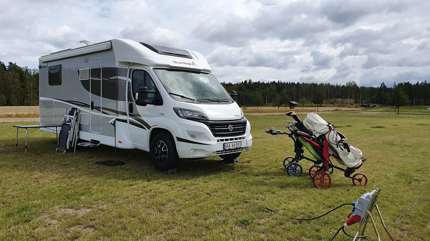 Vi har 4 bobil-plasser ved klubbhuset, kun kr 200 pr natt inkl strøm